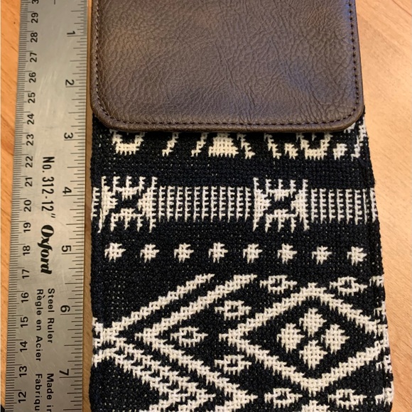 Look jazzy with this brand new Thirty-one crossbody phone carrier! - Picture 1 of 3